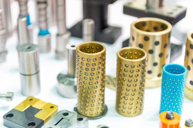 Kılavuz çalıların, pirinç bilyenin, plastik taşıyıcı çalılığın yakın çekim sahnesi ve die standart parçalarına basın. Hafif ve ölü standart parça üretim konsepti.