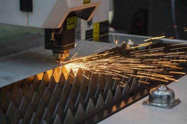 Fiber lazer kesme makinesi parlak ışıkla metal levhayı kesiyor. Lazer kesme makinesinin yüksek teknoloji metal üretim süreci.. 