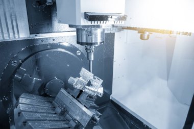 5 eksenli CNC değirmen makinesi otomotiv parçalarını katı top son değirmeni aletleriyle kesiyor. Yüksek teknoloji otomotiv parçası üretim süreci 5 eksen makine merkezi tarafından.