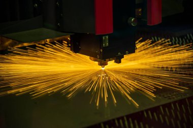 Fiber lazer kesme makinesi parlak ışıkla metal levhayı kesiyor. Lazer kesme makinesinin yüksek teknoloji metal üretim süreci.. 