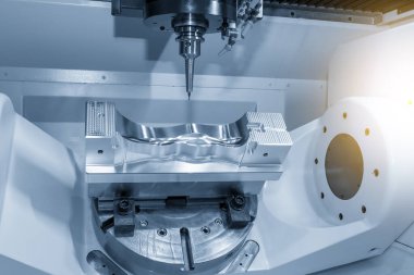 5 eksenli CNC değirmen makinesi, otomotiv küf parçalarını katı top son değirmeni aletleriyle kesiyor. Yüksek teknoloji otomotiv parçası üretim süreci 5 eksen makine merkezi tarafından.
