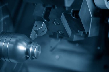 CNC torna makinesi, otomotiv parçaları yapmak için metal şaft parçalarını kesmeyi bitirdi. CNC dönüşüm makinesinin yüksek teknolojili metal işlemesi .