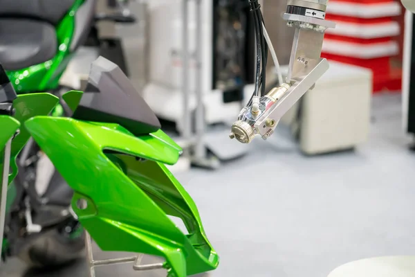 Der Lackierroboter Sprüht Die Grüne Farbe Auf Die Teile Der — Stockfoto