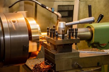 Torna makinesi, pirinç levha parçalarını kesme aletleriyle kesiyor. Makineyi döndürerek metal işleme süreci.