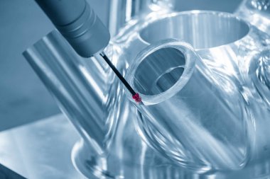 Açık mavi sahnedeki alüminyum parçalarının numune parçalarını ölçen çok eksenli CMM makinesi. Çoklu Eksen Koordinat Ölçüm Makinesi, CMM makinesi ile jet motor parçalarının kalite kontrolü.