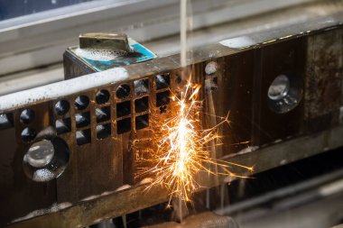 Kablo-EDM makinesi kıvılcım saçan ışıkla zarları kesiyor. CNC programı tarafından kontrol edilen wirecut makinesinin kalıbı ve ölüm üretim süreci.