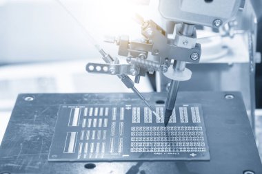 Ana kartın robot lehim makinesiyle bağlanması. Otomatik sistem tarafından elektronik parça üretim sürecinde 4.0 sanayi.