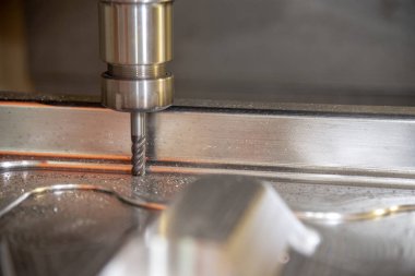 CNC değirmen makinesi, küf parçalarını sağlam bir son değirmen aracıyla kesiyor. Yüksek teknoloji kalıp ve makine merkezi tarafından üretilen konsept. 