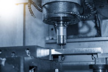 CNC değirmen makinesi küf parçalarını katı bitiş değirmeni aracı ile kesiyor. 