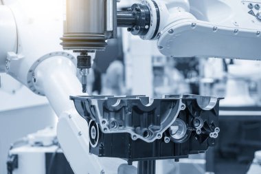 Robotik kolla tutturulan değirmen mili vites kutusunu kaygan bir son değirmen aracıyla kesmiş. Akıllı otomotiv fabrikası üretim işlemi için robotik sistemi kullanır