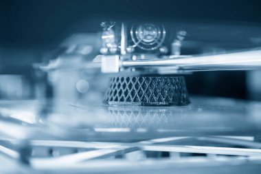 3D model yazıcı operasyonunun yakın çekim sahnesi. 3D baskı makinesi tarafından tasarlanan yüksek teknoloji hızlı prototip..