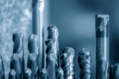 CNC değirmen makinesi için kullanılan son değirmen araçlarının yakın çekim sahnesi. Makine merkezi için kesme aracı.