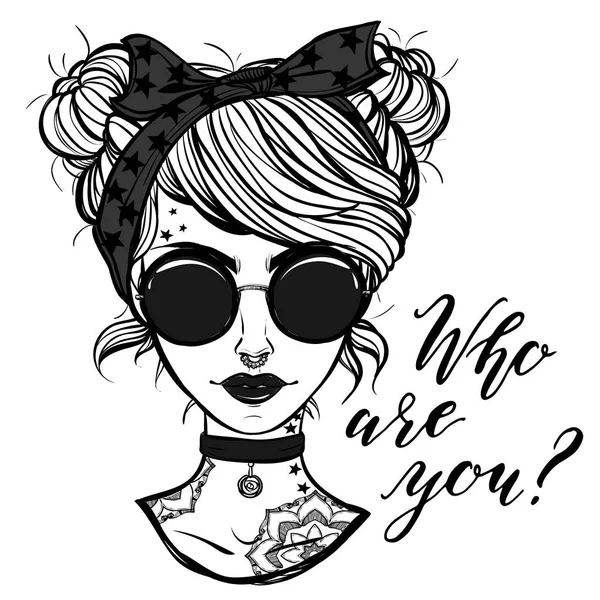 Chica con gafas y tatuajes — Vector de stock