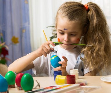 Beyaz kız çizmek yumurta Paskalya tatil öncesi