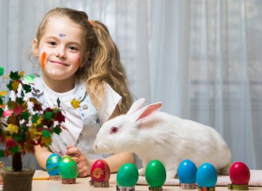 Beyaz kız çizmek yumurta Paskalya tatil öncesi