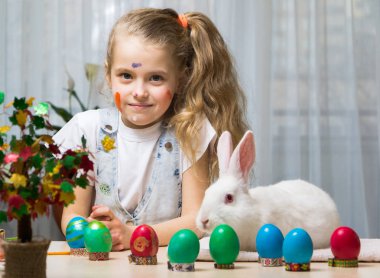Beyaz kız çizmek yumurta Paskalya tatil öncesi