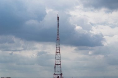 Radyo kulesi clody gökyüzü üzerinde