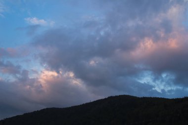 Dağ orman üzerinde Moody gökyüzü