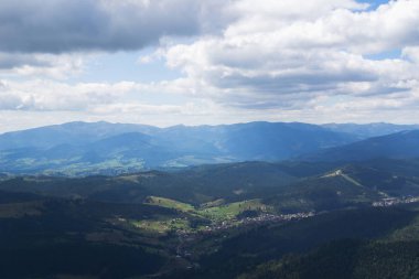 Mavi gökyüzü havadan dağ tepeleri
