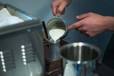 Kum üzerinde kahve pişirme