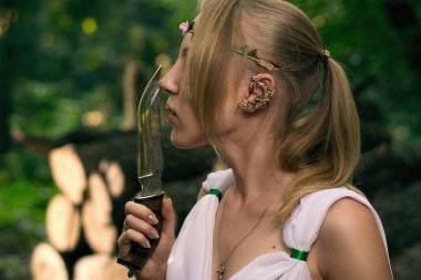 Beyaz elf bıçağı ile