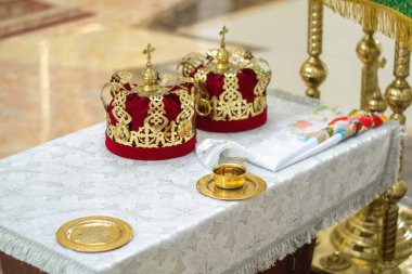 Bir masada kırmızı kron