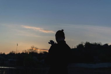 Genç tutun çarmıha rahip 