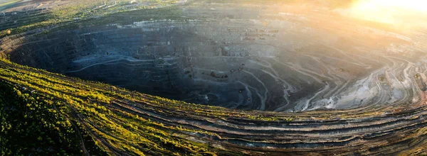 Plano aéreo de enorme hoyo abierto al atardecer — Foto de Stock