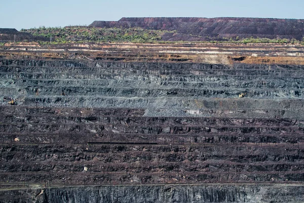 Vista frontal de capas horizontales en una cantera durante el día — Foto de Stock