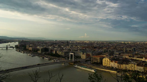 Vista ad ampio angolo dalla collina di Gellert sopra il fiume Danubio al tramonto, cielo nuvoloso — Foto Stock