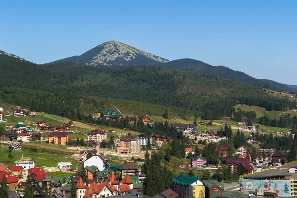 Bukovel panorama med byggnader resorts — Stockfoto