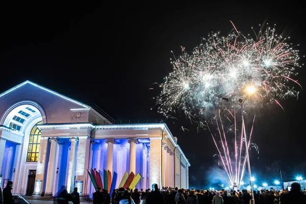 Fuegos artificiales en el teatro Shevchenko — Foto de Stock