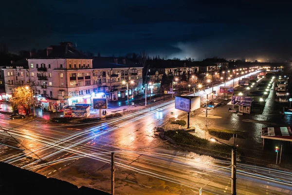 Glänsande road cross på natten — Stockfoto