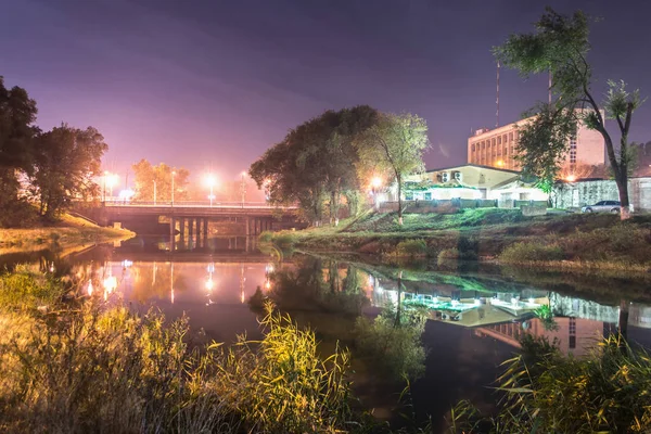 Renkli gece peyzaj Nehri üzerinde