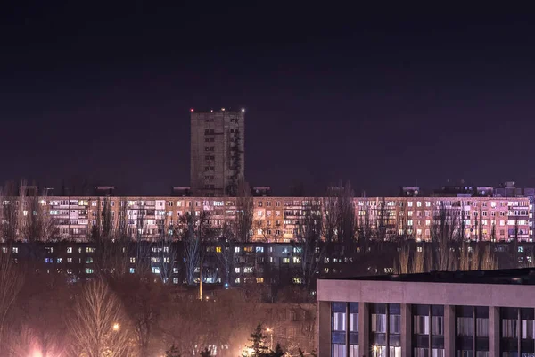 Gruvan huvudram över staden på natten — Stockfoto