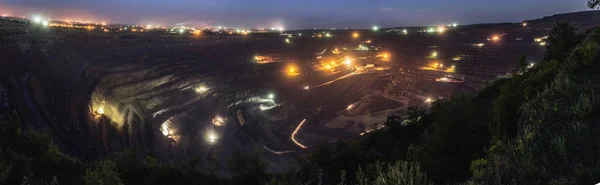 De grootste open pit in Europa 's nachts — Stockfoto