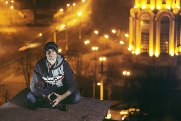 Junger Mann macht nachts Selfie auf Dach — Stockfoto