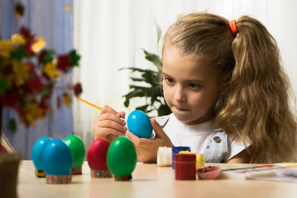 Niña caucásica niño dibujar huevos antes de las vacaciones de Pascua Imagen De Stock