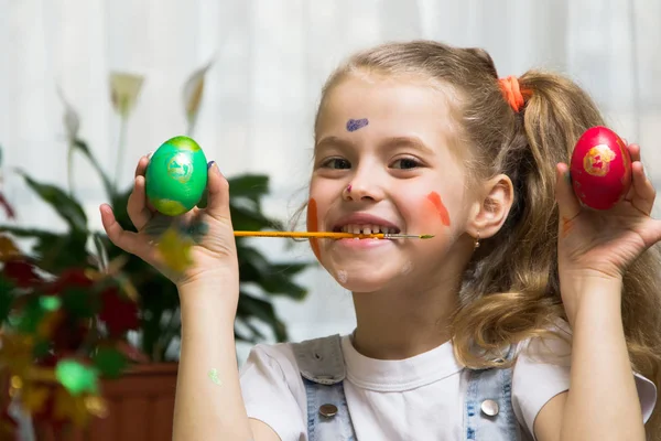 Niña caucásica niño dibujar huevos antes de las vacaciones de Pascua Fotos De Stock Sin Royalties Gratis
