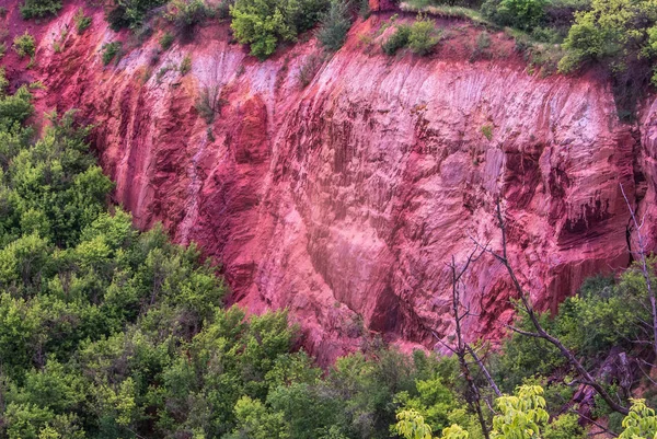 Kırmızı iyon cevheri cliff ağaçları ile