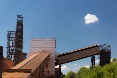 Benim baş çerçeve Krivoy Rog, Ukrayna'da açık mavi gökyüzü üzerinde izole