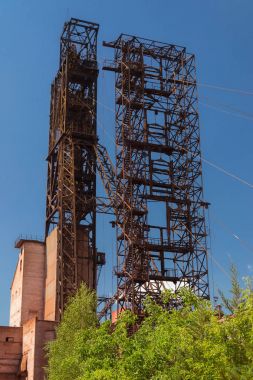 Benim baş çerçeve Krivoy Rog, Ukrayna'da açık mavi gökyüzü üzerinde izole