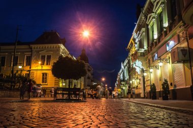 Chernivtsi gece yürüyüş sokak