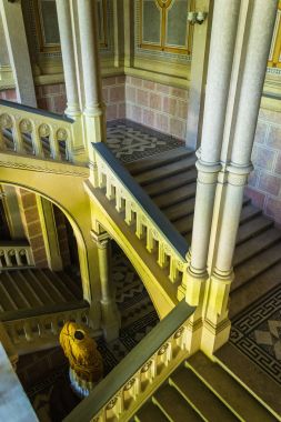 Chernivtsi, Ukrayna - 04 Ağustos 2017: Vintage merdiven Yuriy Fedkovych Chernivtsi Ulusal Üniversitesi'nde