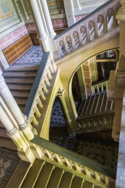 Chernivtsi, Ukrayna - 04 Ağustos 2017: Vintage merdiven Yuriy Fedkovych Chernivtsi Ulusal Üniversitesi'nde