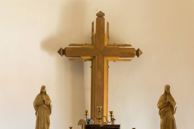 Çarmıha gerilme heykel kilisenin içinde 