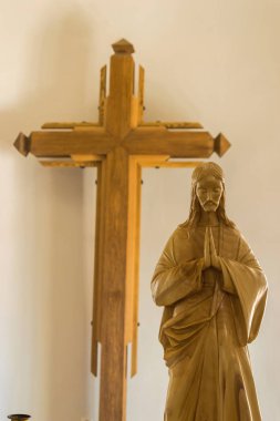 Çarmıha gerilme heykel kilisenin içinde 