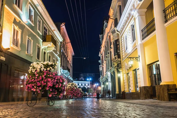 Noční pěší ulice v Chernivtsi — Stock fotografie