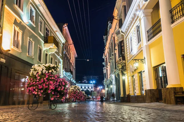 Noche caminando calle en Chernivtsi — Foto de Stock