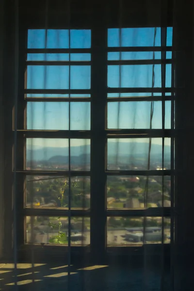 Mira a través de la vieja ventana — Foto de Stock